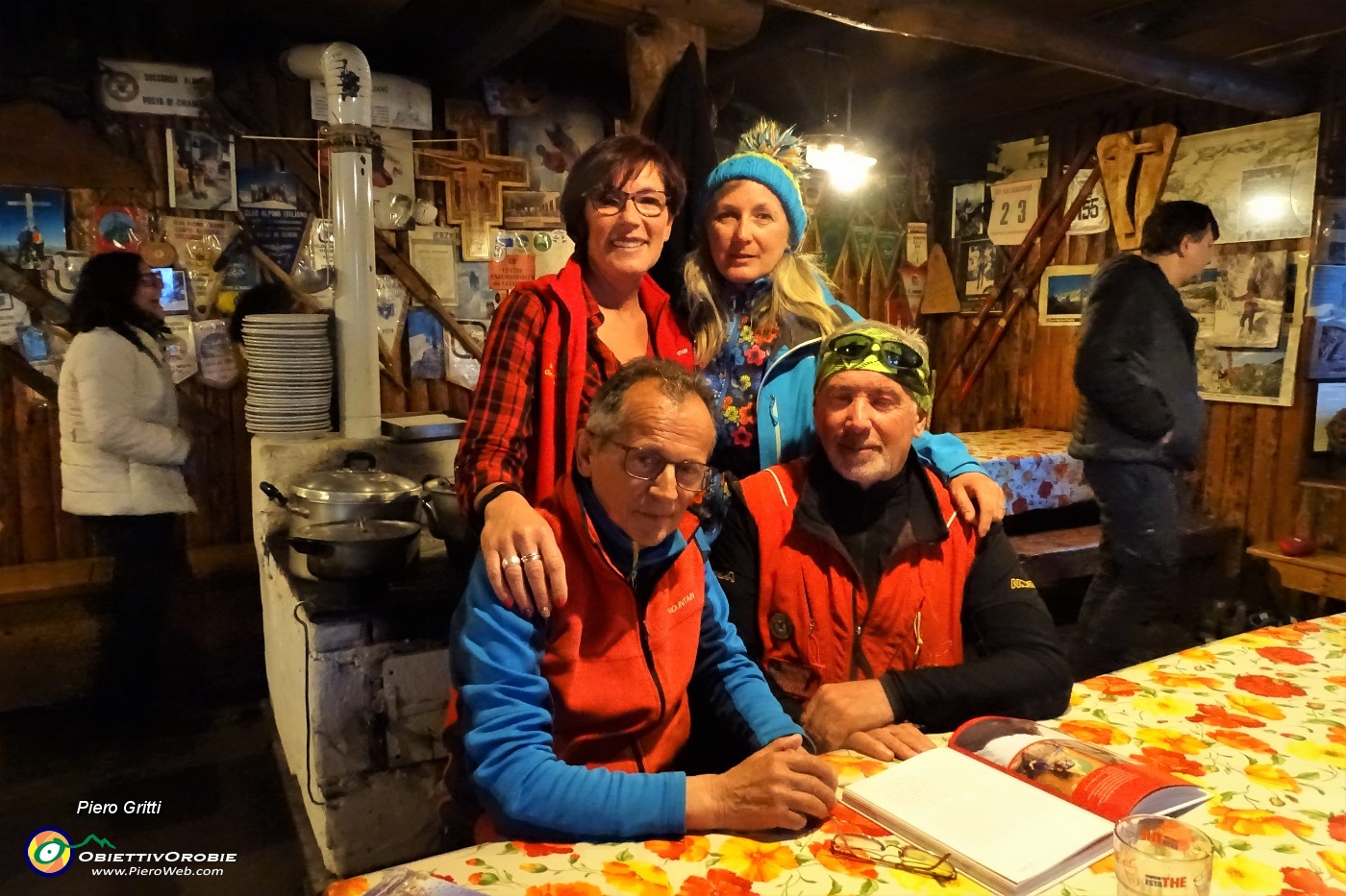 98 Col mitico alpinista-rifugista Silvio Visini, Terresa , mia ax-alunna e Susi.JPG